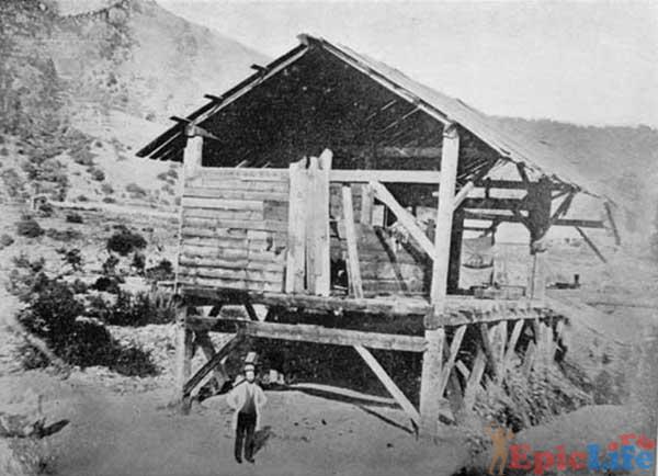 Джеймс Маршал плотник Зутера первым нашедший золото, около своей лесопилки